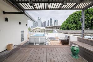 Fotografie z fotogalerie ubytování Luxurious 6BR Villa with Pool & Games at Sukhumvit v destinaci Bangkok