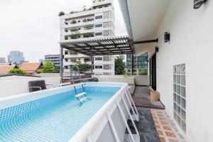 Bazén v ubytování Luxurious 6BR Villa with Pool & Games at Sukhumvit nebo v jeho okolí