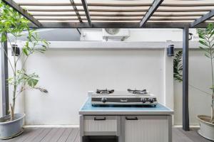 Kuchyň nebo kuchyňský kout v ubytování Luxurious 6BR Villa with Pool & Games at Sukhumvit