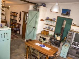 O bucătărie sau chicinetă la Cottage at Die Waenhuis