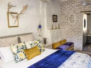 Un pat sau paturi într-o cameră la Cottage at Die Waenhuis