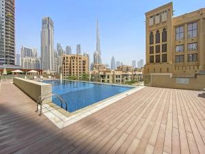 Piscina di Silkhaus stunning 1 BDR in Downtown near Business Bay o nelle vicinanze