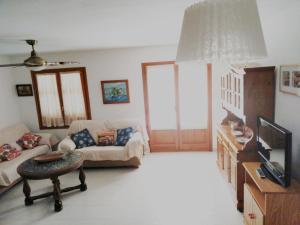 TV a/nebo společenská místnost v ubytování Casa a 85 metros playa 158 m dorm WIFI AA