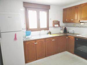 Kuchyň nebo kuchyňský kout v ubytování Casa a 85 metros playa 158 m dorm WIFI AA
