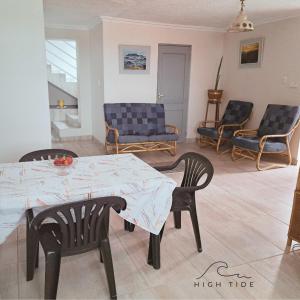 Ruang duduk di High Tide Self Catering Accommodation
