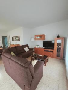 Televízia a/alebo spoločenská miestnosť v ubytovaní Apartamento duplex vacacional