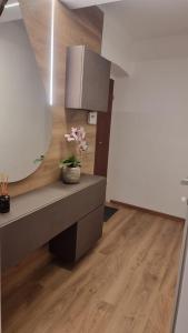 Habitación con espejo y mesa con flores en House Cerusa, en Génova