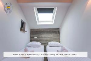 Ένα ή περισσότερα κρεβάτια σε δωμάτιο στο Joy at the Beach