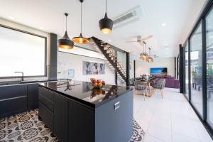 Μια τηλεόραση ή/και κέντρο ψυχαγωγίας στο Innovative 4BR Villa Sunset Garden 1 with Oxygen Pool