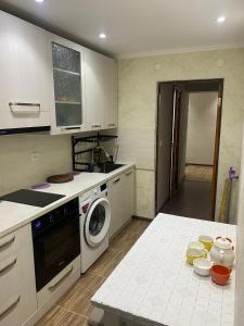 Kuchyň nebo kuchyňský kout v ubytování Apartment Rudaki-94