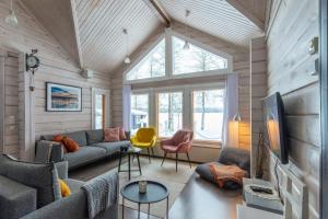 Ruang duduk di Lähderinne - 2 bedroom log cabin, private beach, wifi & sauna