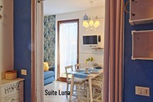Televízia a/alebo spoločenská miestnosť v ubytovaní APPARTAMENTO di Charme SUITE LUNA