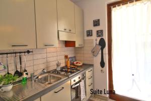 Kuchyňa alebo kuchynka v ubytovaní APPARTAMENTO di Charme SUITE LUNA