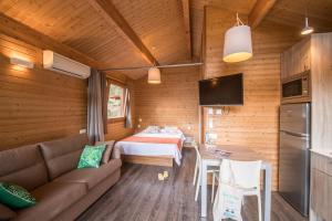 TV a/nebo společenská místnost v ubytování Camping Cala Llevado