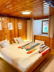 Postel nebo postele na pokoji v ubytování La Majorie de Nendaz