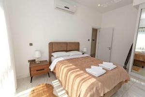 Postel nebo postele na pokoji v ubytování Cruise 3Bed Luxury Apt with Private Pool in Central Kyrenia by HolidayKeys