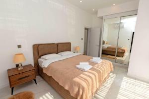 Postel nebo postele na pokoji v ubytování Cruise 3Bed Luxury Apt with Private Pool in Central Kyrenia by HolidayKeys