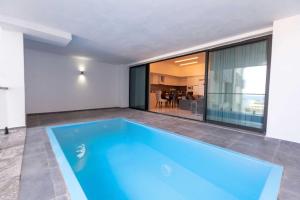 Bazén v ubytování Cruise 3Bed Luxury Apt with Private Pool in Central Kyrenia by HolidayKeys nebo v jeho okolí
