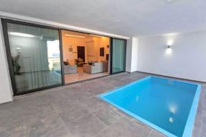 Bazén v ubytování Cruise 3Bed Luxury Apt with Private Pool in Central Kyrenia by HolidayKeys nebo v jeho okolí
