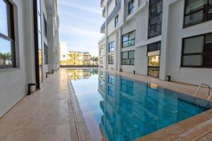 Bazén v ubytování Cruise 3Bed Luxury Apt with Private Pool in Central Kyrenia by HolidayKeys nebo v jeho okolí