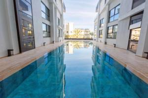 ein Swimmingpool mitten in einem Gebäude in der Unterkunft Cruise 2Bed Apt in Central Kyrenia in Luxury Complex by HolidayKeys in Kyrenia