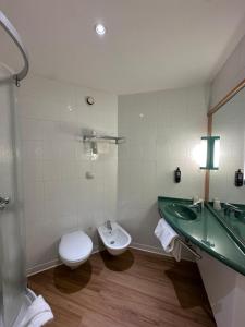 Koupelna v ubytování Ibis Roma Fiera + 37 fotografií