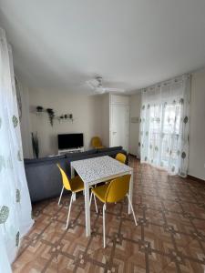 Telewizja i/lub zestaw kina domowego w obiekcie Apartamentos MareaBeach