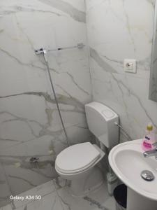 Koupelna v ubytování Hotel Sherifaj + 8 fotografií