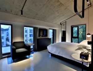 Postel nebo postele na pokoji v ubytování Wuzhen Yinshuxiangshe Design Hotel Xizha Scenic Area South Gate Branch