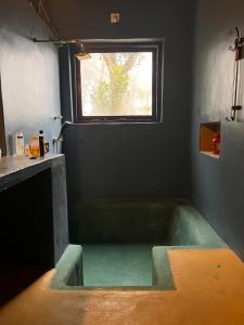 サクルシュプールにあるKaatiKaaduの窓のある浴室の浴槽 +80枚の写真