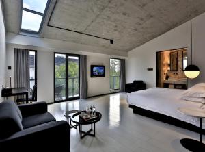 Postel nebo postele na pokoji v ubytování Wuzhen Yinshuxiangshe Design Hotel Xizha Scenic Area South Gate Branch