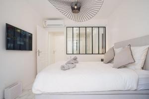 Postel nebo postele na pokoji v ubytování Le Maubourg - Hypercentre - 150m Croisette - AC