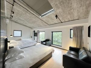 Postel nebo postele na pokoji v ubytování Wuzhen Yinshuxiangshe Design Hotel Xizha Scenic Area South Gate Branch