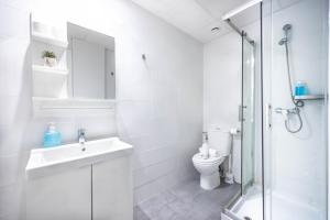 une salle de bain avec toilettes, lavabo et douche dans l'établissement Apartamento Puerta Cartago 1 by CartagenaSpain, à Carthagène