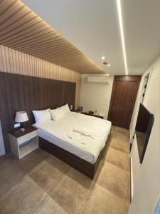 Una cama o camas en una habitación de Blue Pyramids Eyes Hotel