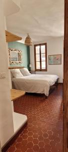Un dormitorio con dos camas en una habitación. en Joli appartement sur le port proche des plages !, en La Ciotat