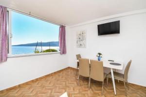 Televízia a/alebo spoločenská miestnosť v ubytovaní Apartments Rose