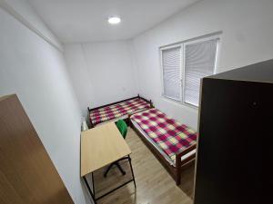 ein Zimmer mit einem Bett in der Ecke eines Zimmers in der Unterkunft Avtokomanda in Skopje