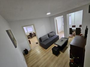 ein Wohnzimmer mit Sofa und Tisch in der Unterkunft Avtokomanda in Skopje