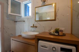 un bagno con lavandino e specchio di Captains' house a Vathi Altre 37 foto