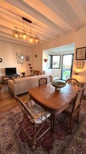 Et tv og/eller underholdning på La villa Marguerite, face mer avec terrasses