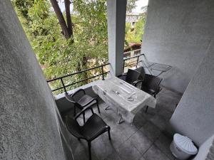 eine Terrasse mit Tisch und Stühlen auf einem Balkon in der Unterkunft Avtokomanda in Skopje + 5 Fotos