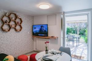 a living room with a table and a tv at Le 134 in Orange