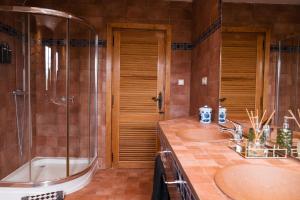 a bathroom with two sinks and a shower at Vega de la Reina in Jaén