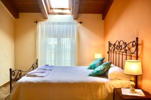 A bed or beds in a room at Agriturismo Colle Mura Még 37 kép