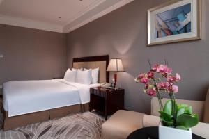 Uma cama ou camas num quarto em Wuhan Hongguang Hotel