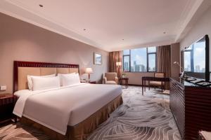 Uma cama ou camas num quarto em Wuhan Hongguang Hotel