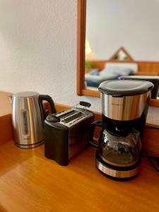 a blender and a toaster sitting on a counter at Schwanstetten bei Nürnberg, gemütliches Apartment mit Küche Bad TV in Schwanstetten