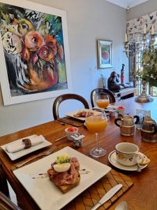 弗莱海德Bella's B&B的一张桌子,上面放着一盘食物和两杯橙汁