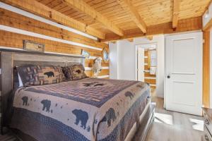 Ένα ή περισσότερα κρεβάτια σε δωμάτιο στο Angler's Perch #2523